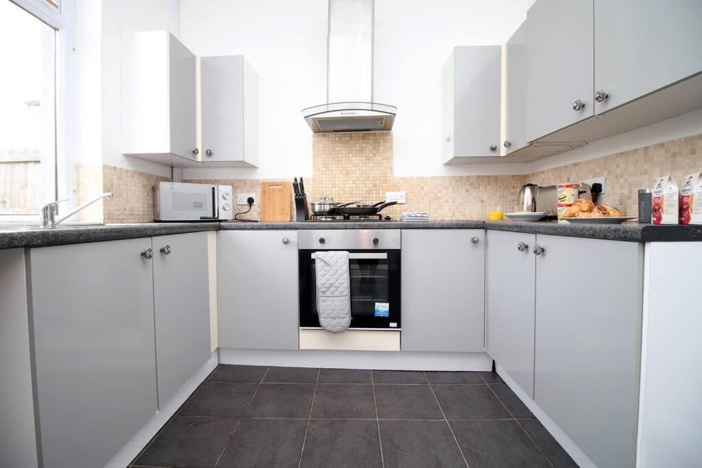 הוילה Holiday House For 7 Guests, Free Wi-Fi & Self Check-In Explore Newport מראה חיצוני תמונה