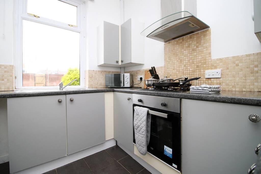הוילה Holiday House For 7 Guests, Free Wi-Fi & Self Check-In Explore Newport מראה חיצוני תמונה