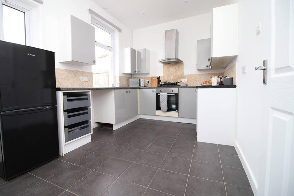 הוילה Holiday House For 7 Guests, Free Wi-Fi & Self Check-In Explore Newport מראה חיצוני תמונה
