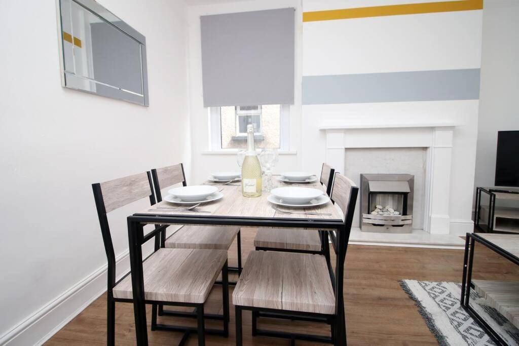 הוילה Holiday House For 7 Guests, Free Wi-Fi & Self Check-In Explore Newport מראה חיצוני תמונה