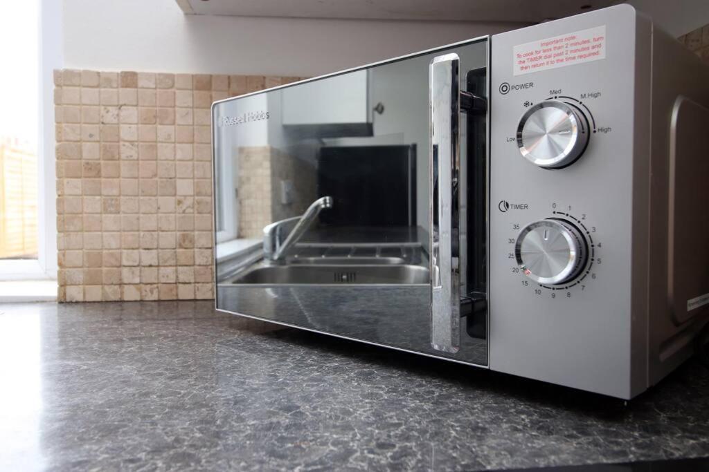 הוילה Holiday House For 7 Guests, Free Wi-Fi & Self Check-In Explore Newport מראה חיצוני תמונה