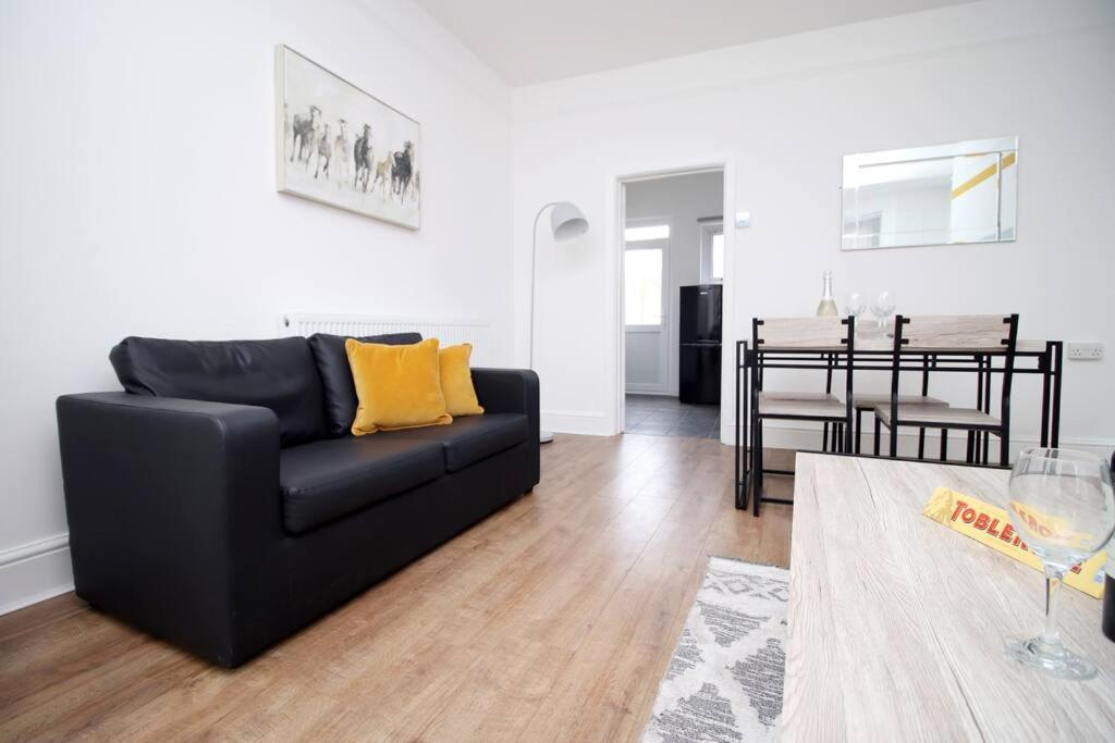 הוילה Holiday House For 7 Guests, Free Wi-Fi & Self Check-In Explore Newport מראה חיצוני תמונה