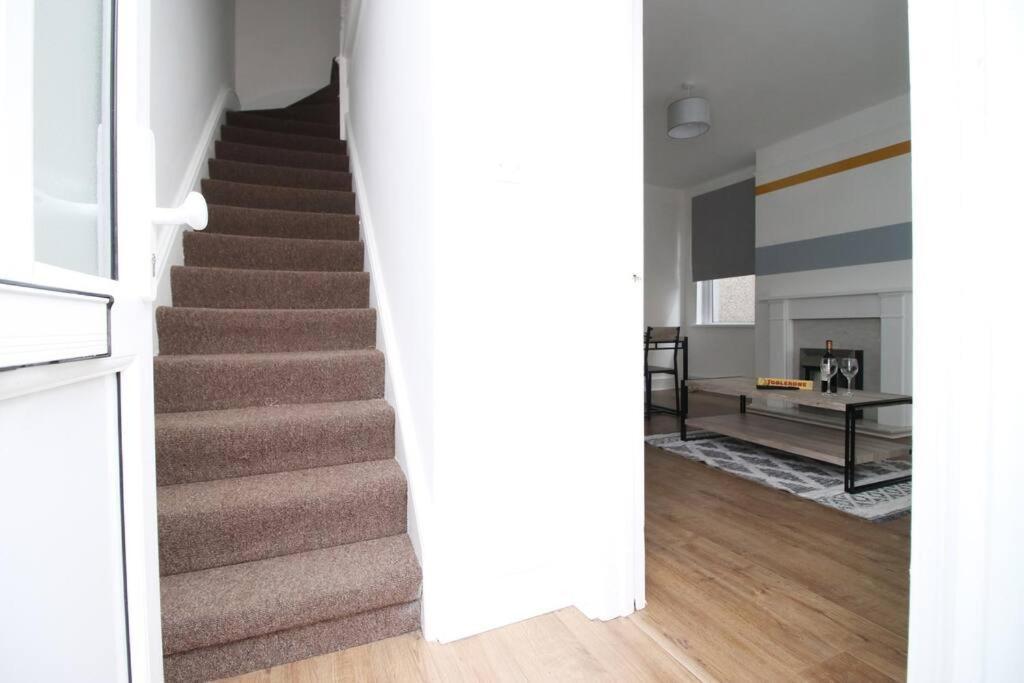 הוילה Holiday House For 7 Guests, Free Wi-Fi & Self Check-In Explore Newport מראה חיצוני תמונה