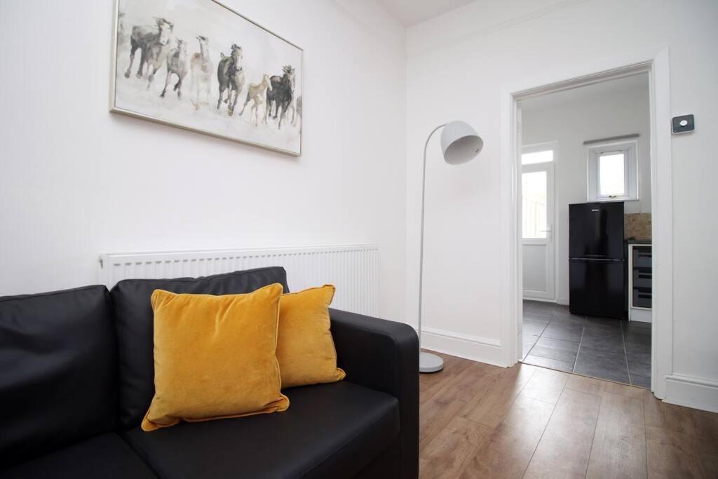 הוילה Holiday House For 7 Guests, Free Wi-Fi & Self Check-In Explore Newport מראה חיצוני תמונה
