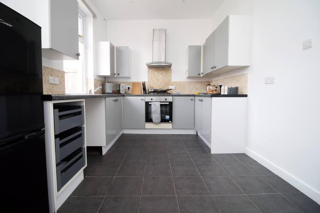 הוילה Holiday House For 7 Guests, Free Wi-Fi & Self Check-In Explore Newport מראה חיצוני תמונה