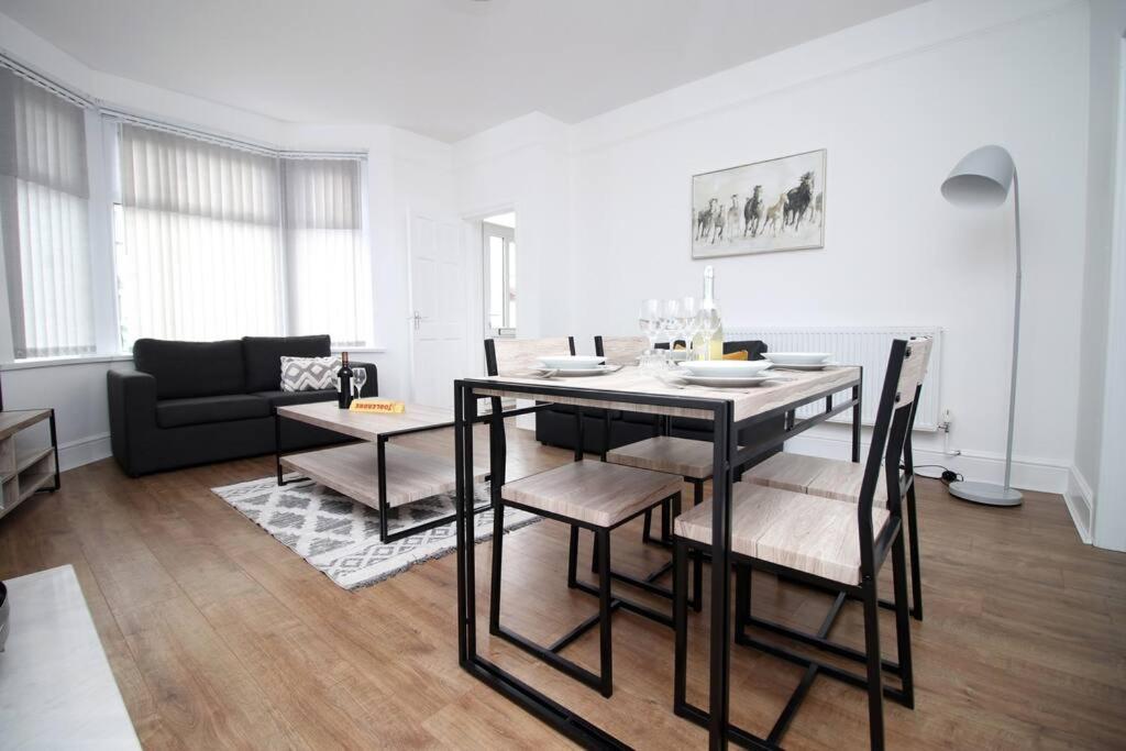 הוילה Holiday House For 7 Guests, Free Wi-Fi & Self Check-In Explore Newport מראה חיצוני תמונה