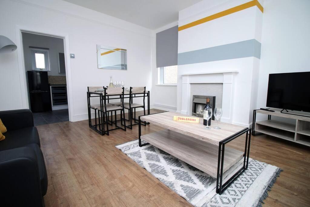 הוילה Holiday House For 7 Guests, Free Wi-Fi & Self Check-In Explore Newport מראה חיצוני תמונה